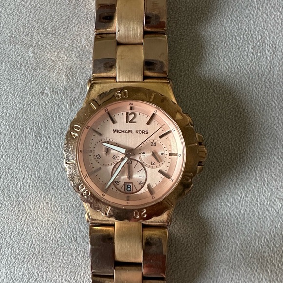 Michael Kors Rose Gold Watch - Picture 3 of 5